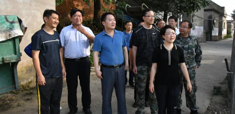孟照红一行深入毛集镇董峰湖行洪区沿淮庄台,通过实地查看,详细了解了